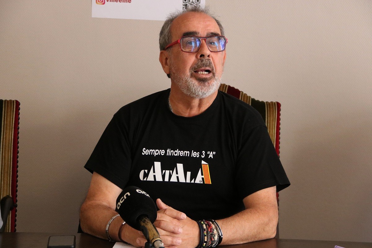 Nicolas Garcia, alcalde d'Elna, en una roda de premsa aquest dilluns