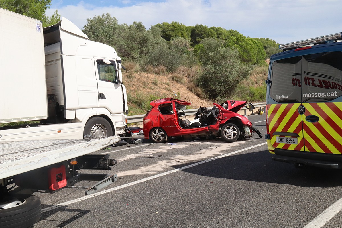 Imatge de l'estat en que ha quedat el turisme accidentat, el conductor del qual ha perdut la vida a l'N-340 a Altafulla, amb el camió al costat.