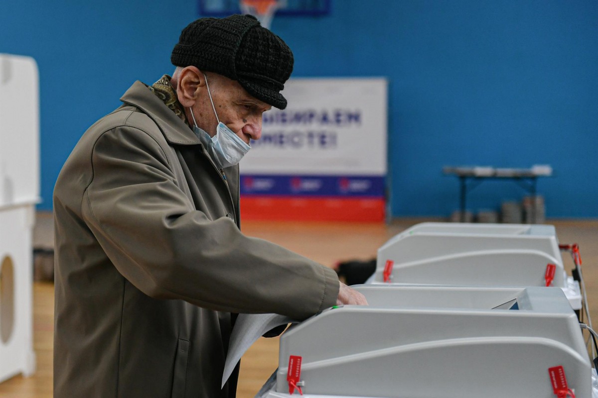 Un home vota si vol que la seva regió ucraïnesa s'annexioni a Rússia
