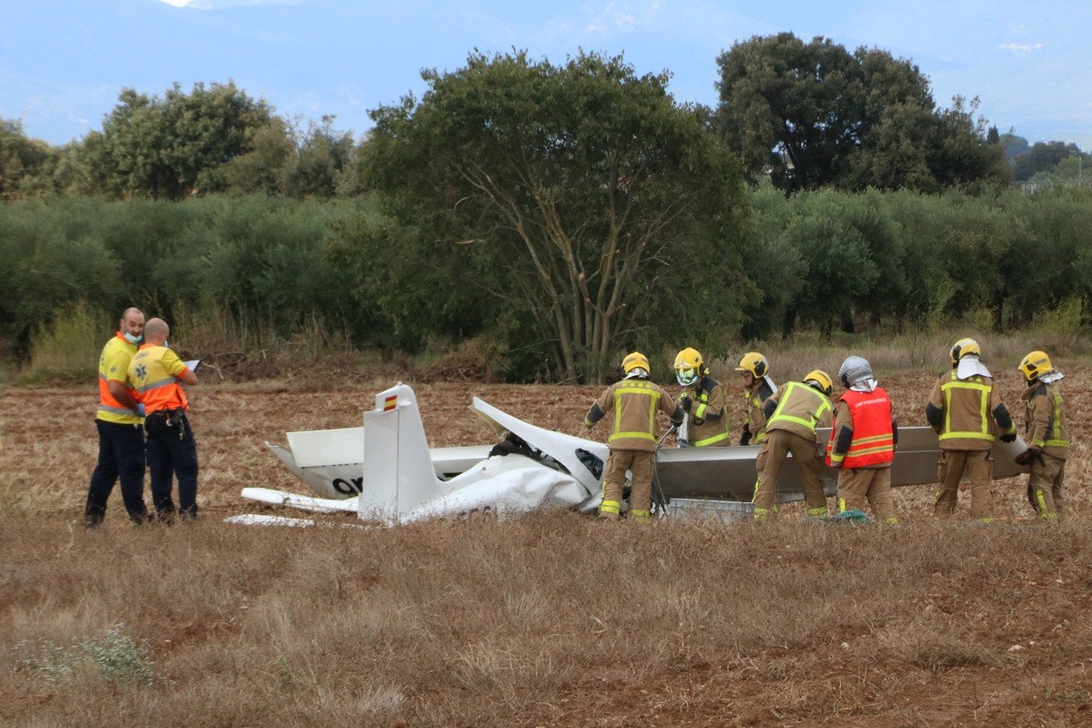 Els Bombers i els equips d'emergències treballant a l'avioneta accidentada