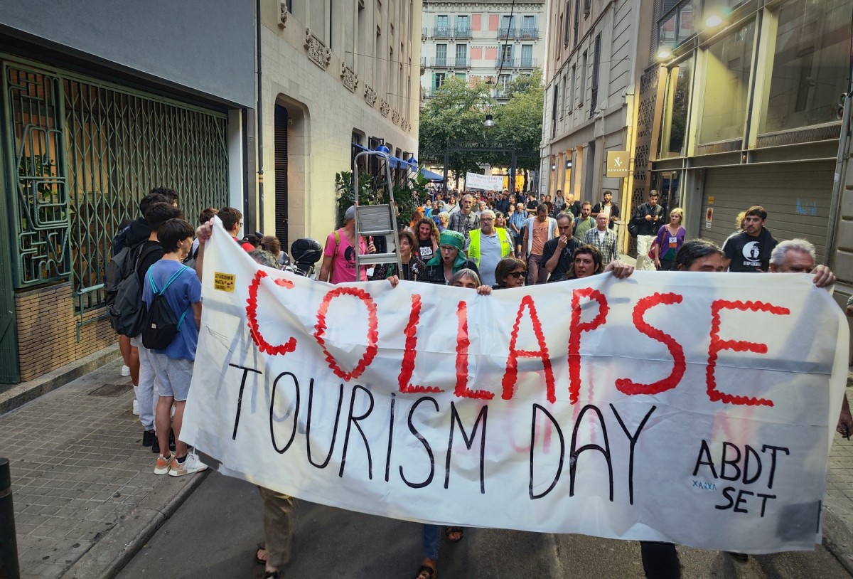 Capçalera de la protesta dels moviments socials pel decreixement turístic, aquesta tarda