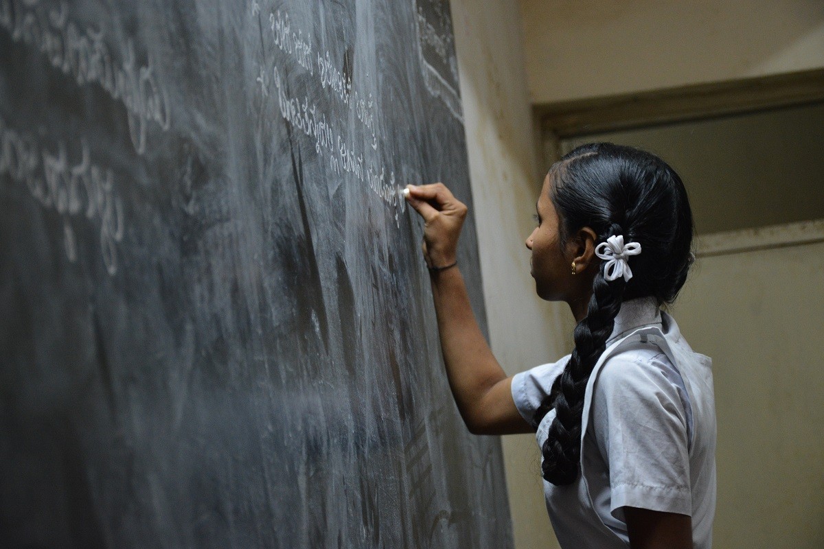 Una alumna en una escola de l'Índia, en una imatge d'arxiu