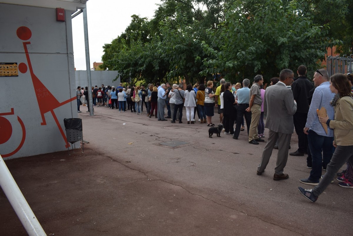 Cues a l'exterior d'un dels col·legis electorals habilitats a Reus per l'1-O