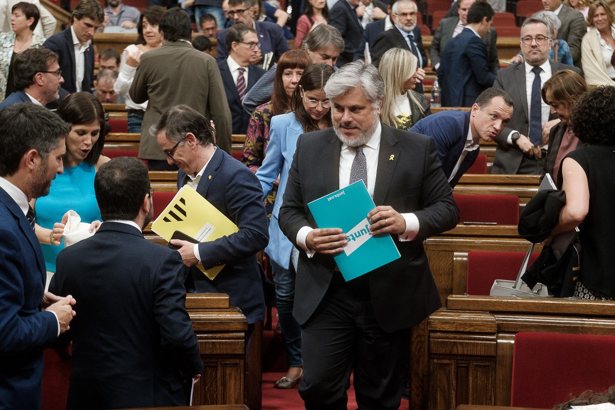 Albert Batet passa per davant de Pere Aragonès al Parlament.