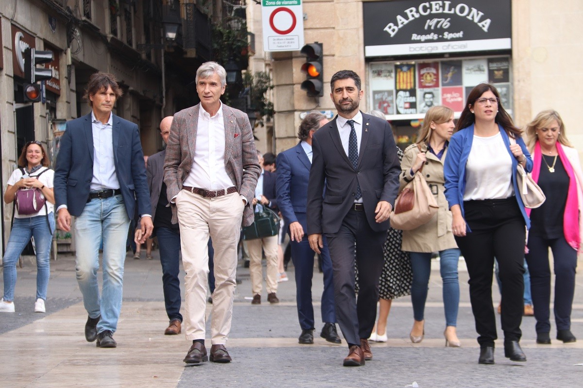 El vicepresident Jordi Puigneró i els consellers de Junts arribant al Palau de la Generalitat