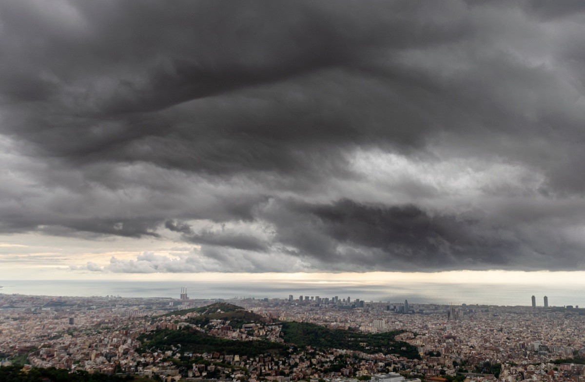 Núvols de pluja a Barcelona, en una imatge d'arxiu