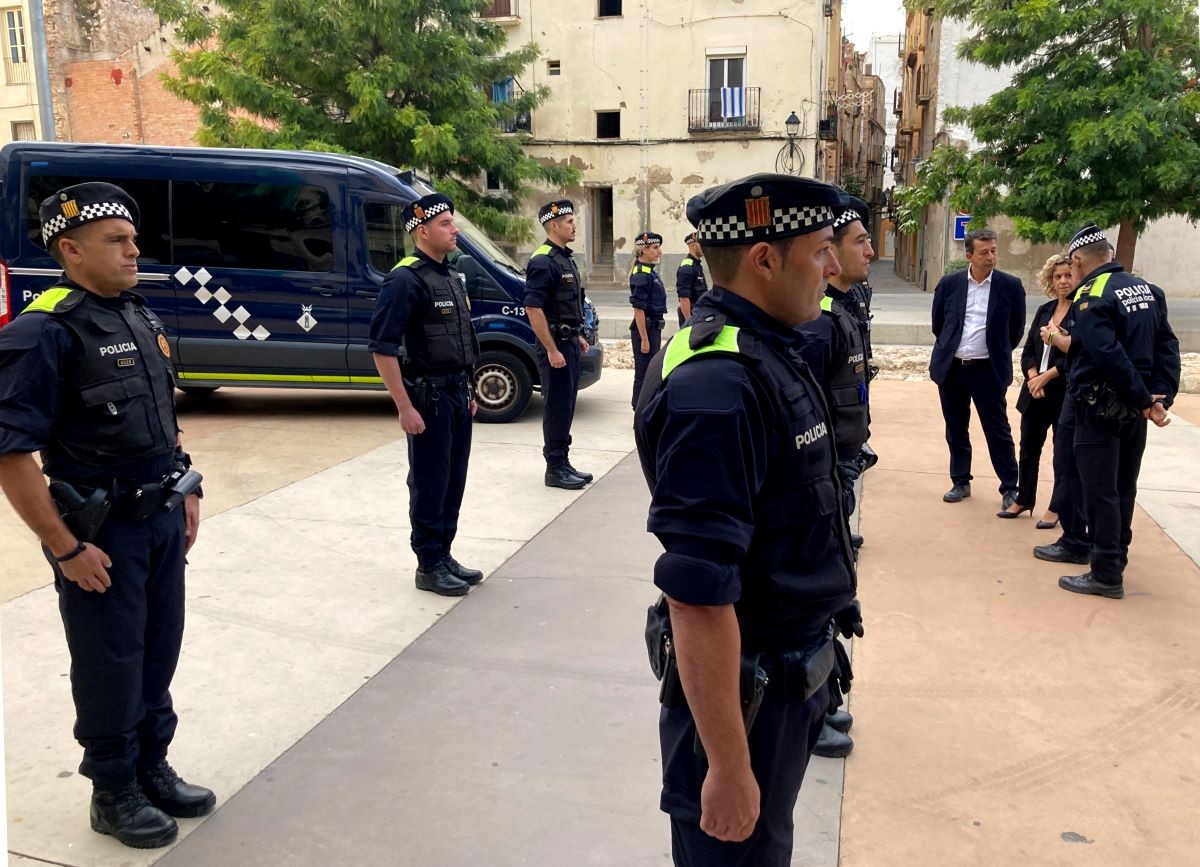 Els nous agents de la unitat GREP de la Policia Local de Tortosa formen davant de l'inspector Jesús Fernández i l'alcaldessa Meritxell Roigé  