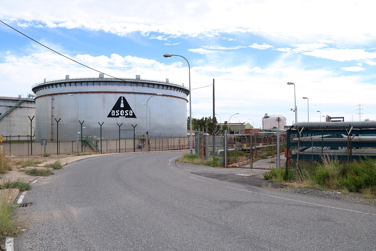 L'exterior de l'empresa Asesa, on s'ha produït una fuita de nafta.