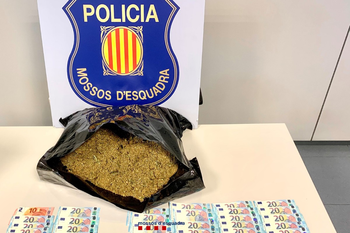 Els Mossos comissen 2,15 kg de marihuana, 1.250 euros i un telèfon mòbil al Baix Montseny