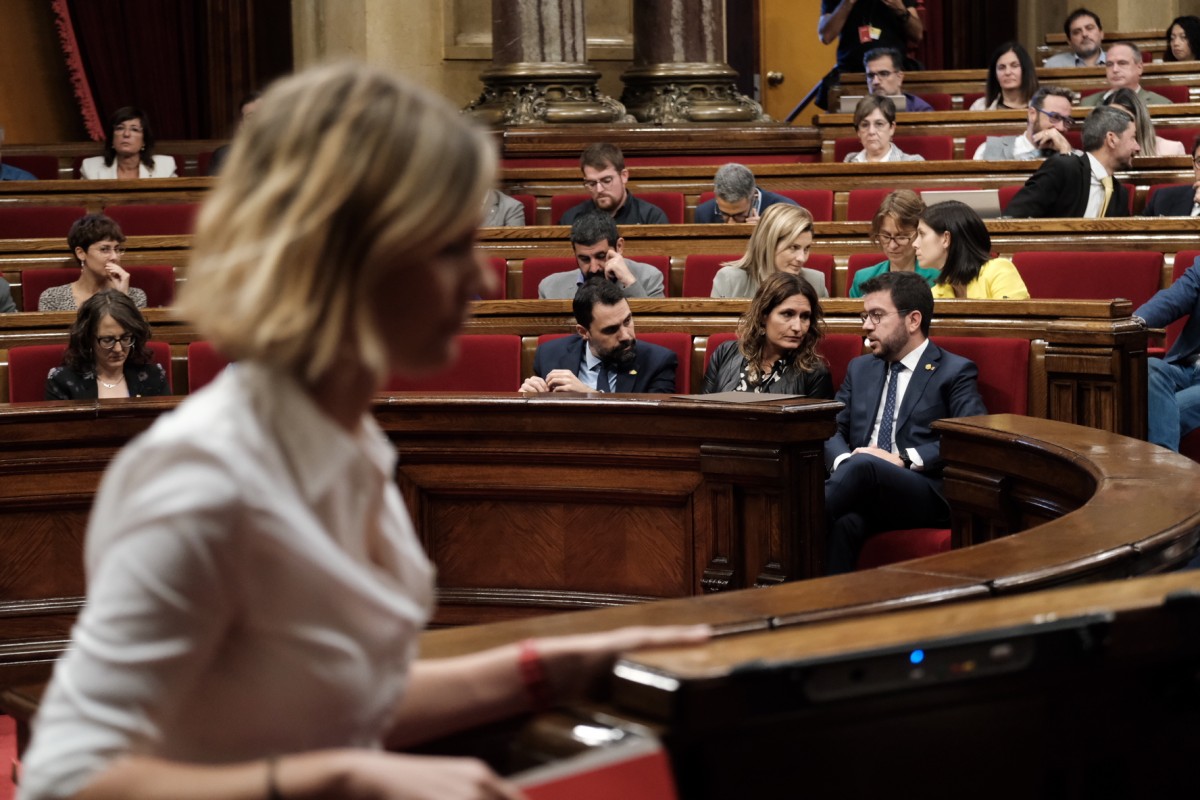 La presidenta d'En Comú Podem, Jéssica Albiach, i la bancada del Govern durant el debat de política general.