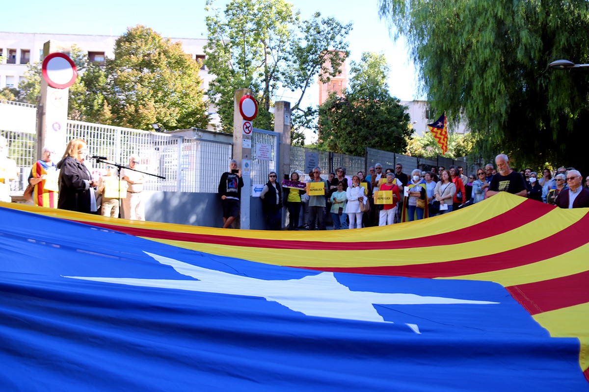 Manifestants i l'estelada desplegada en l'acte de commemoració del cinquè aniversari de l'1-O a Tarragona.