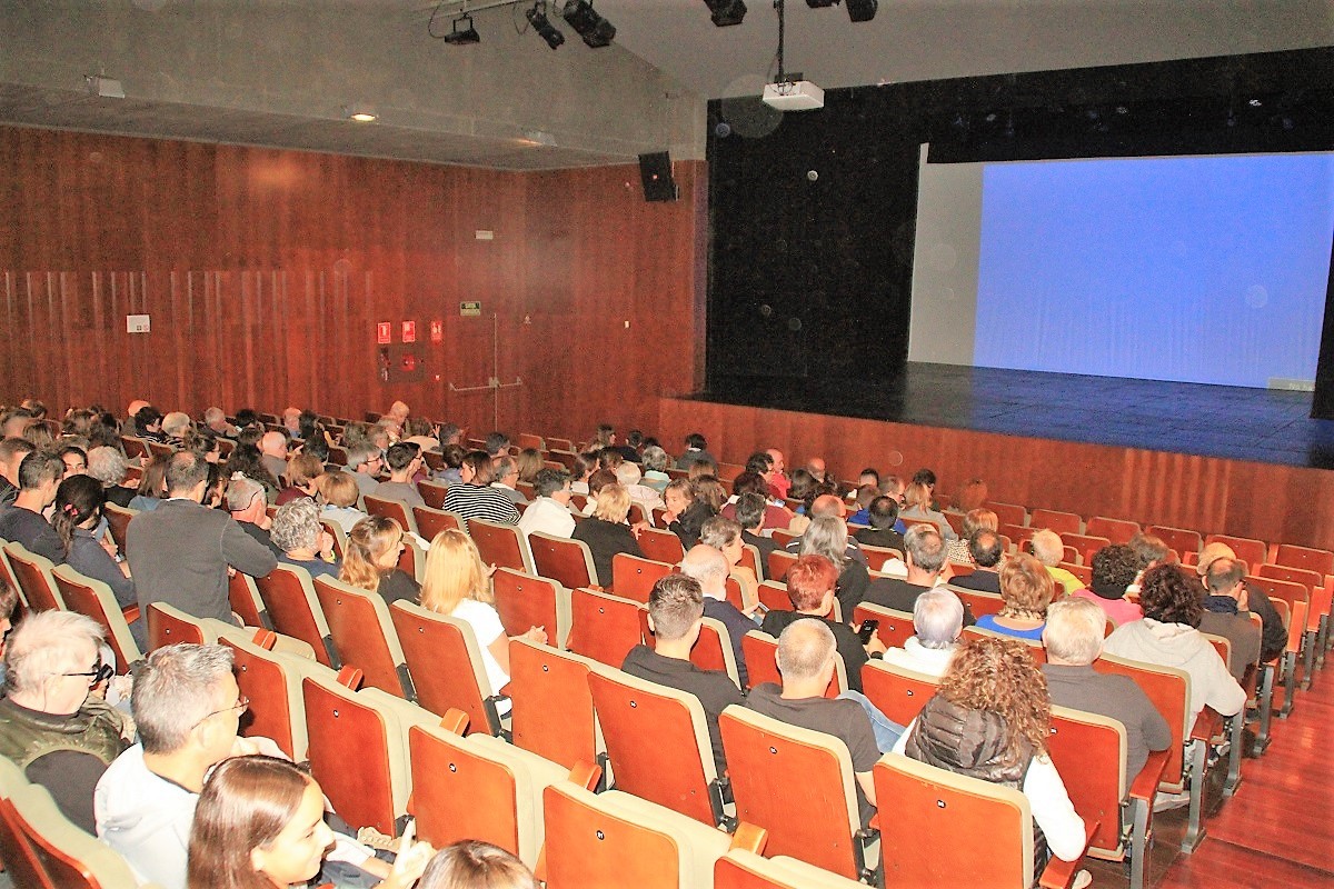 La platea del Teatre Comarcal, uns minuts abans d'iniciar la projecció