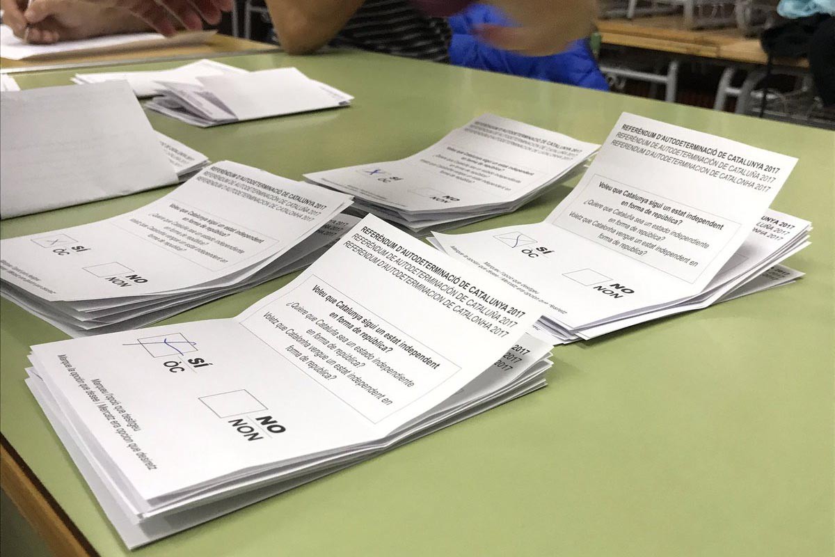Recompte de les paperetes del referèndum de l'1-O en un col·legi electoral del Baix Montseny
