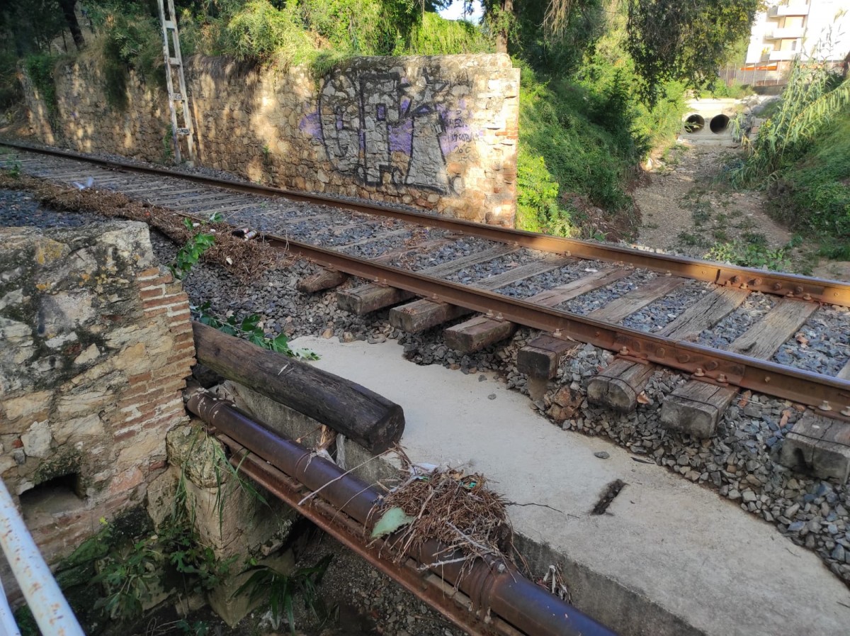 Travesses de la via ferroviària entre la Pobla de Mafumet i El Morell sense suport arran de les pluges torrencials  