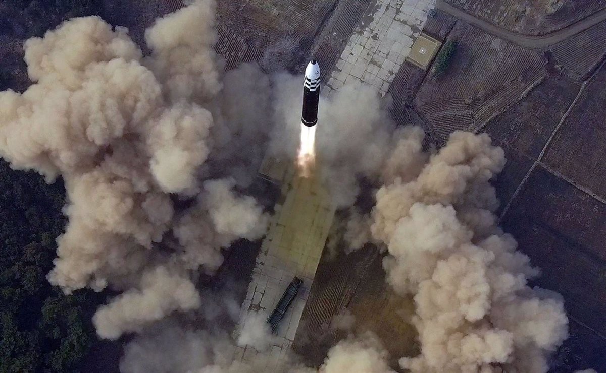 L'Agència Central de Notícies de Corea del Nord mostra el llançament d'un míssil balístic intercontinental.
