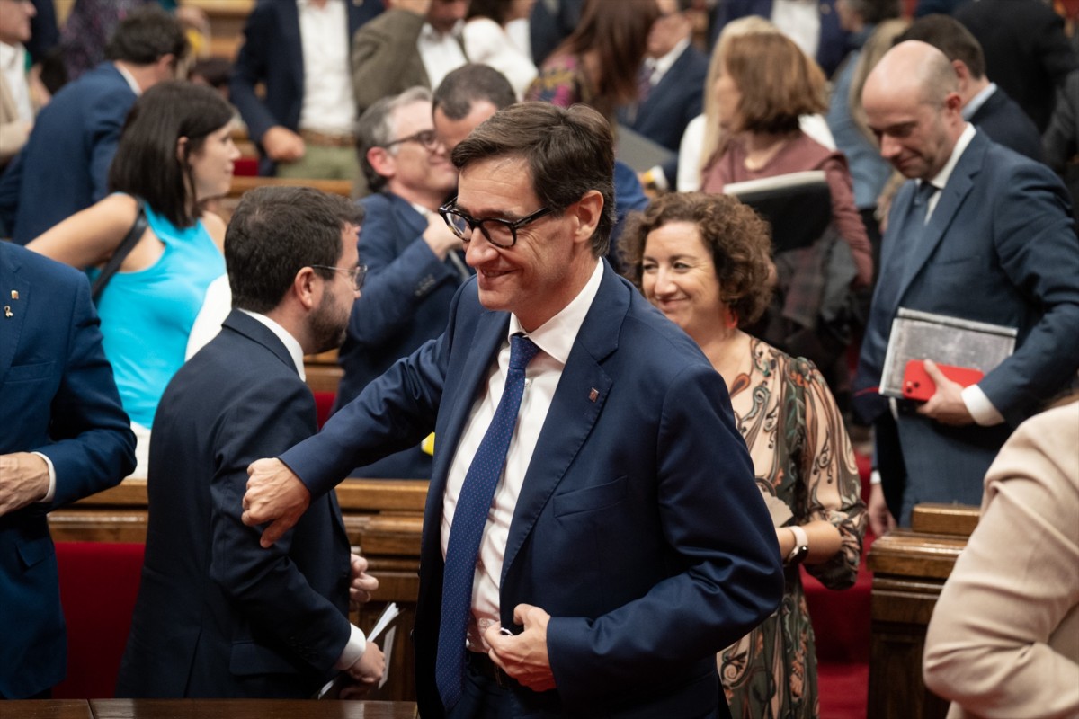 Salvador Illa s'acomiada de Pere Aragonès al Parlament.