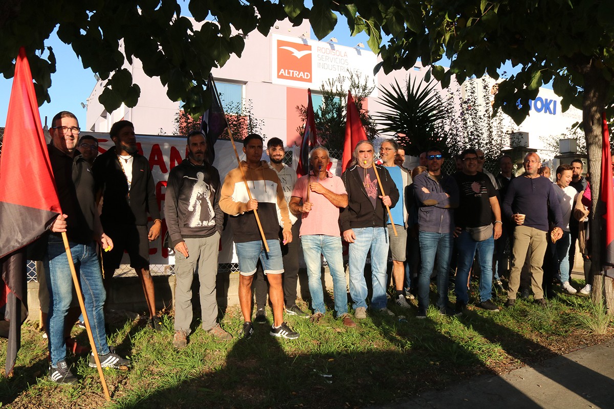 Treballadors d'Altrad Rodisola en la protesta per denunciar repressió sindical.