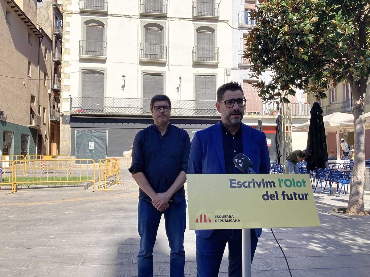 Josep Quintana acompanyat del també regidor d'ERC Olot, Nats Granados