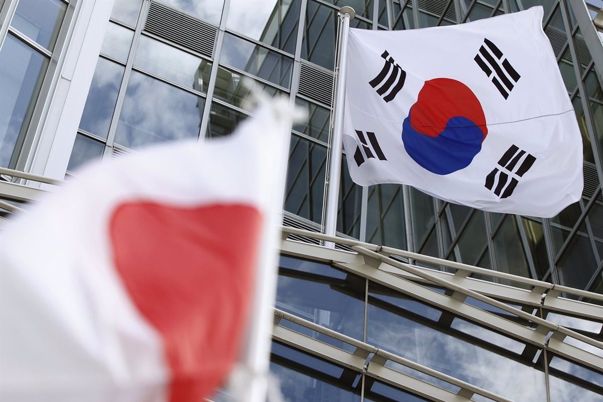 Les banderes de Japó i Corea del Sud, en una imatge d'arxiu