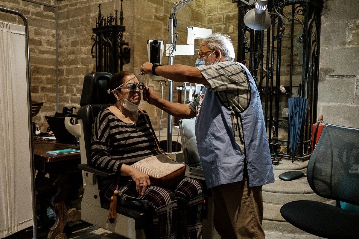 El Francesc, òptic a l'hospital de campanya de Salut Sense Sostre, graduant la vista a una pacient
