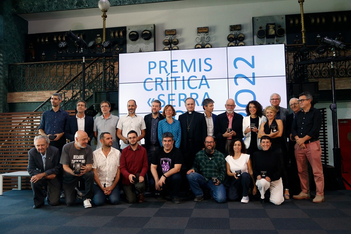 Fotografia de família amb els guanyadors dels Premis Crítica Serra d’Or 2022