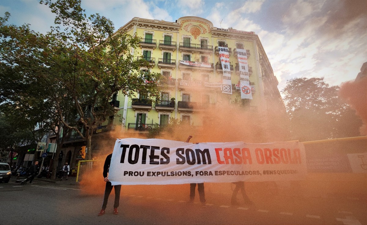 Una protesta, aquest dijous, davant la Casa Orsola reclamava els drets dels llogaters d'aquesta finca