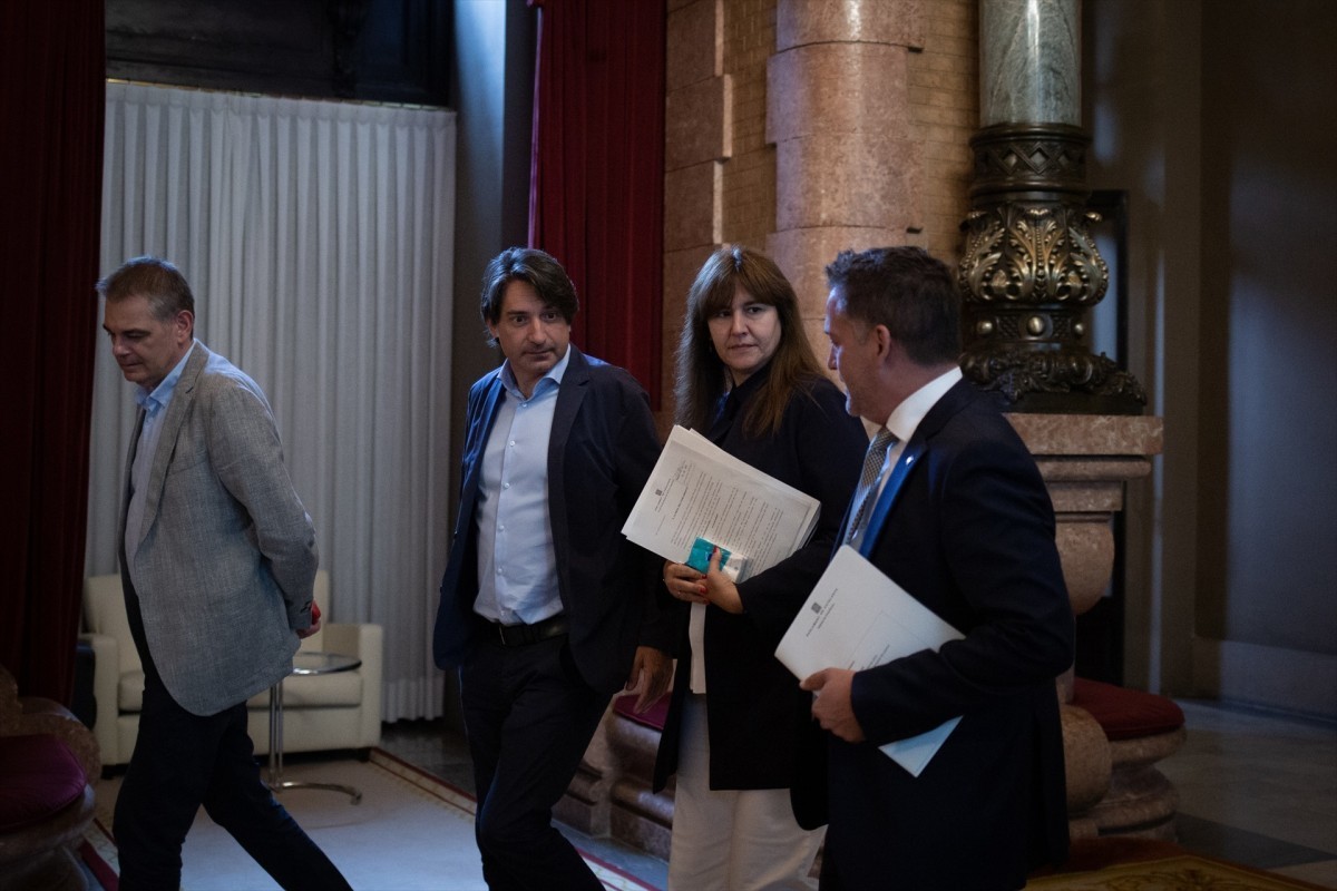 La presidenta suspesa del Parlament, Laura Borràs acompanyada del diputat Francesc de Dalmases i dels seus exassessors