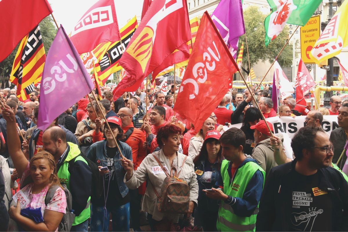 Una manifestació amb banderes de CCOO