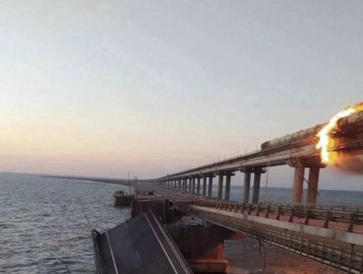 Una gran explosió de diversos tancs de combustible danya el pont de Kerch que enllaça Rússia amb Crimea.