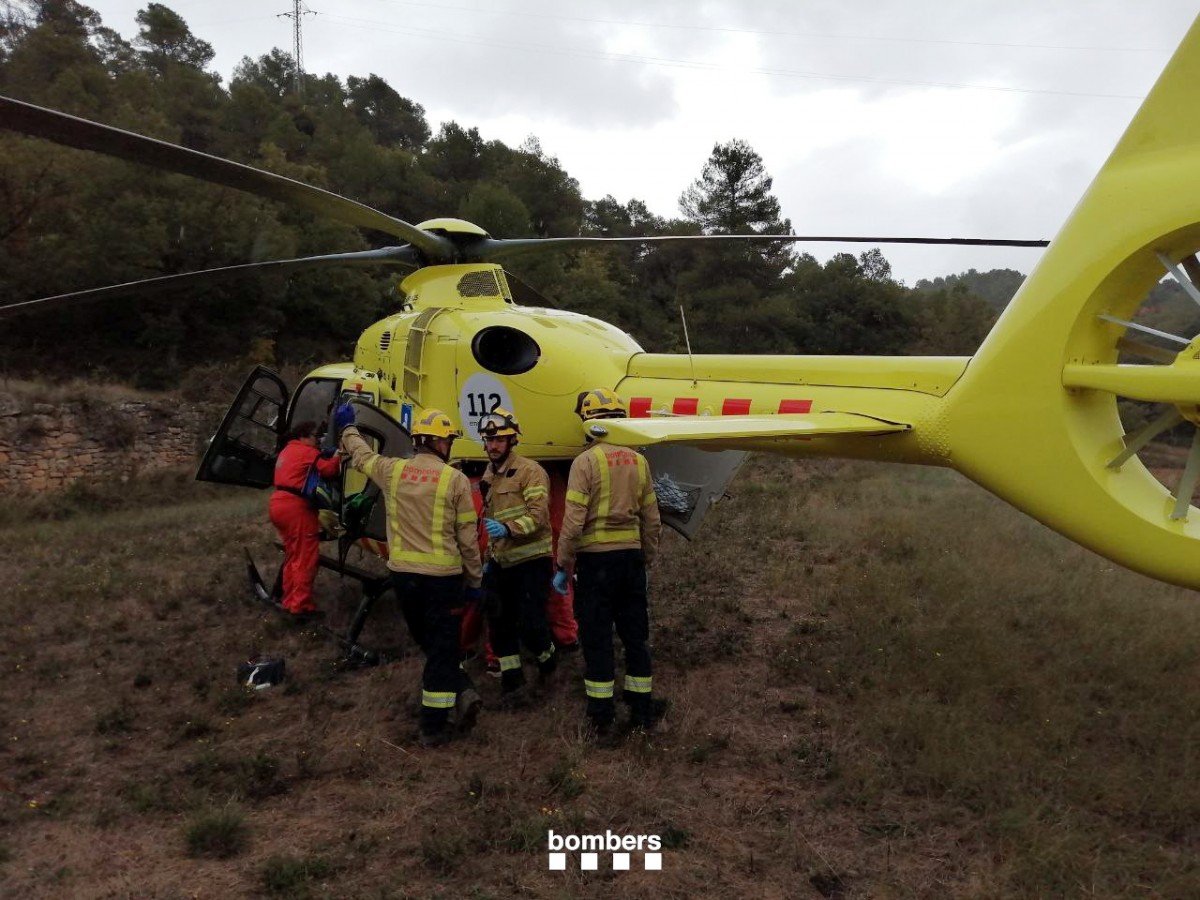 L'helicòpter que ha traslladat el ferit de gravetat en l'accident de paramotor a la Conca de Barberà