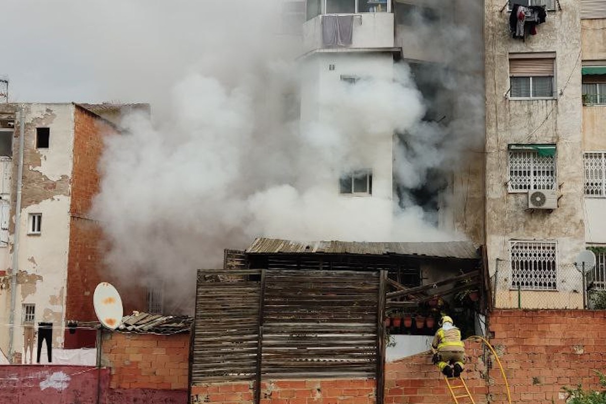 L'edifici afectat pel foc a Santa Coloma de Gramenet