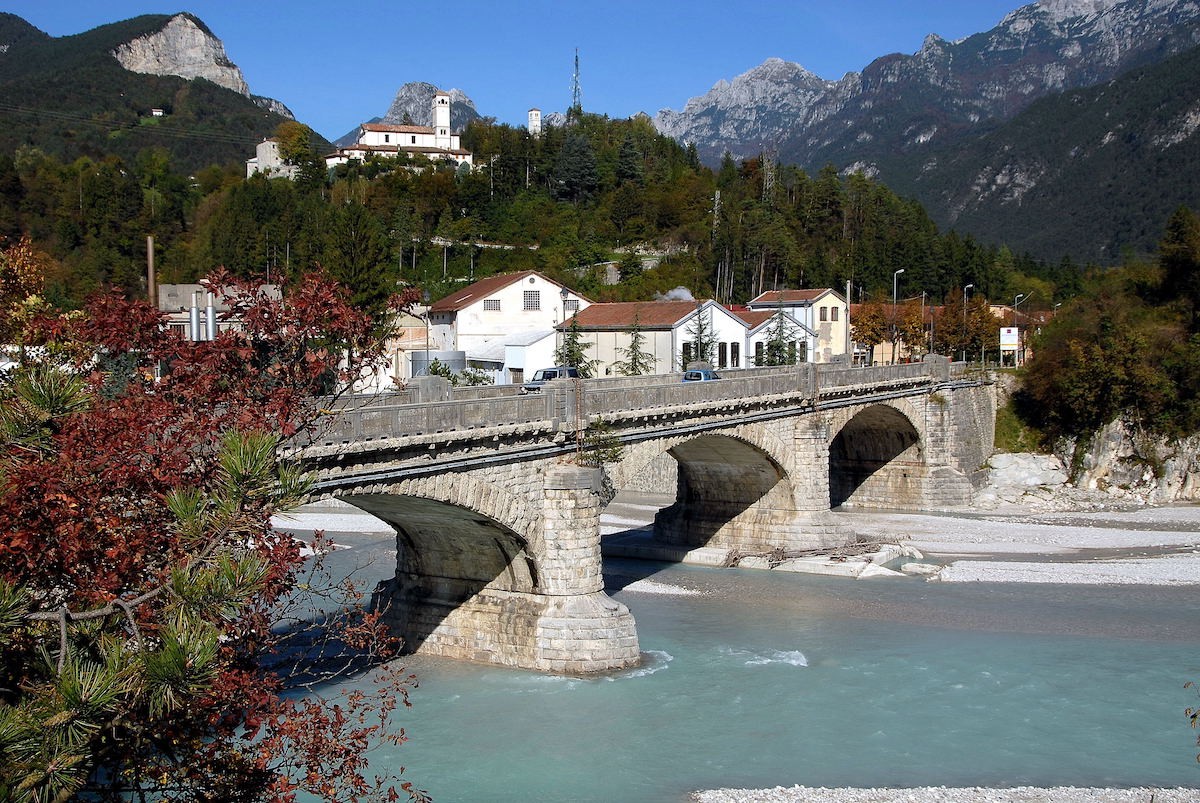 El pont sobre el riu Fella amb vistes a l'abadia de Saint Gallo, en el municipi de Moggio Udinese.