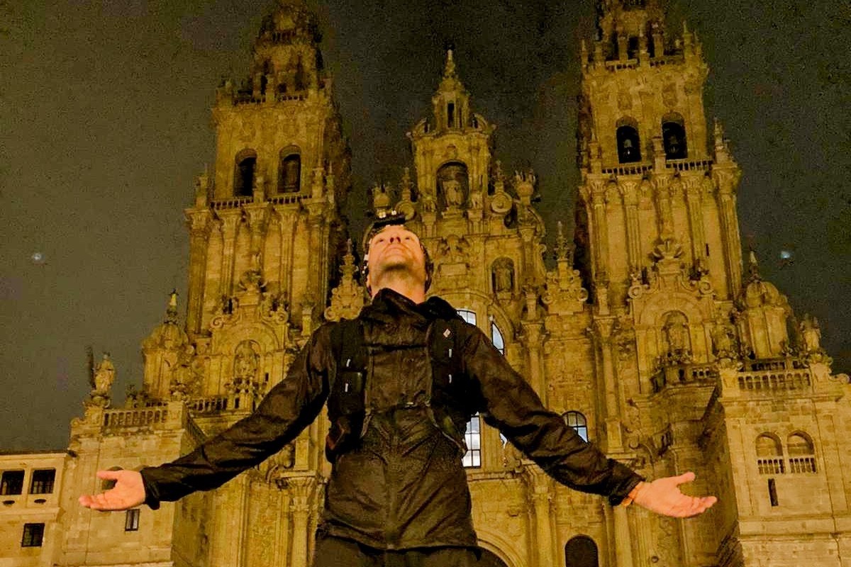 L'ultrafondista pallarès davant la catedral en la seva arribada a Santiago de Compostel·la