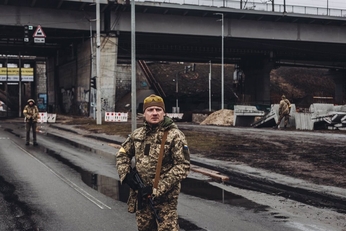 Un milicià ucraïnès controla una carretera a Kíiv.