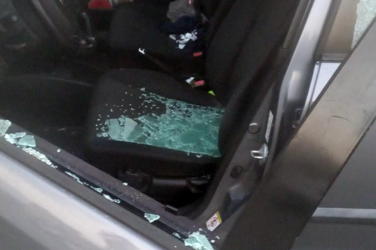 Un dels vehicles que ha aparegut amb el vidre de la finestra trencada