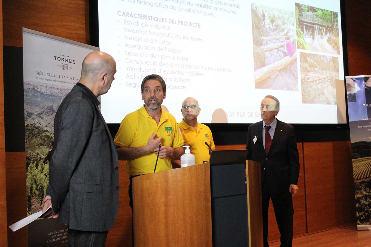 L'ADF Pla de Bages recollint el premi Torres & Earth