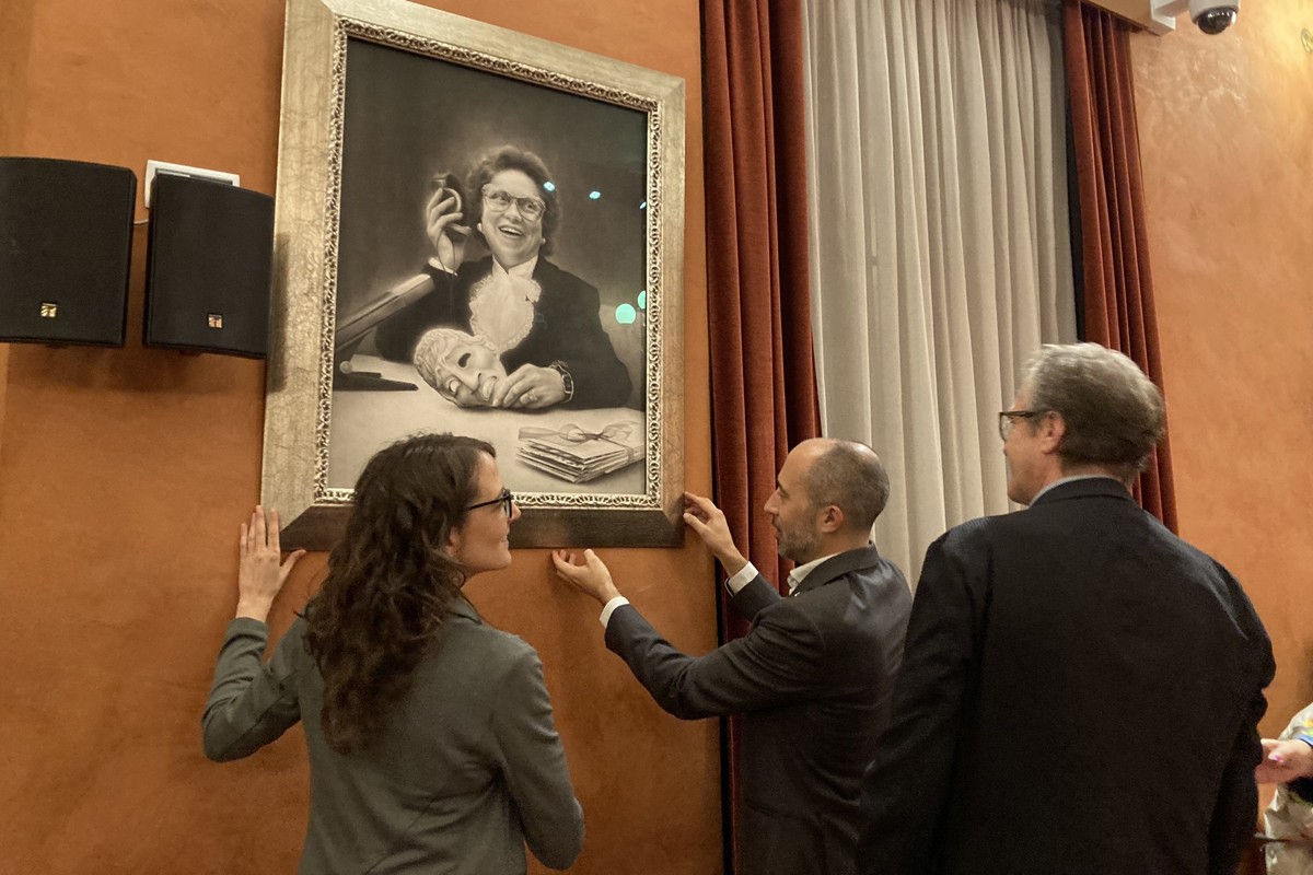 Tània Verge i Marc Aloy pengen el retrat de Maria Matilde Almendros a la Galeria de Manresans Il·lustres