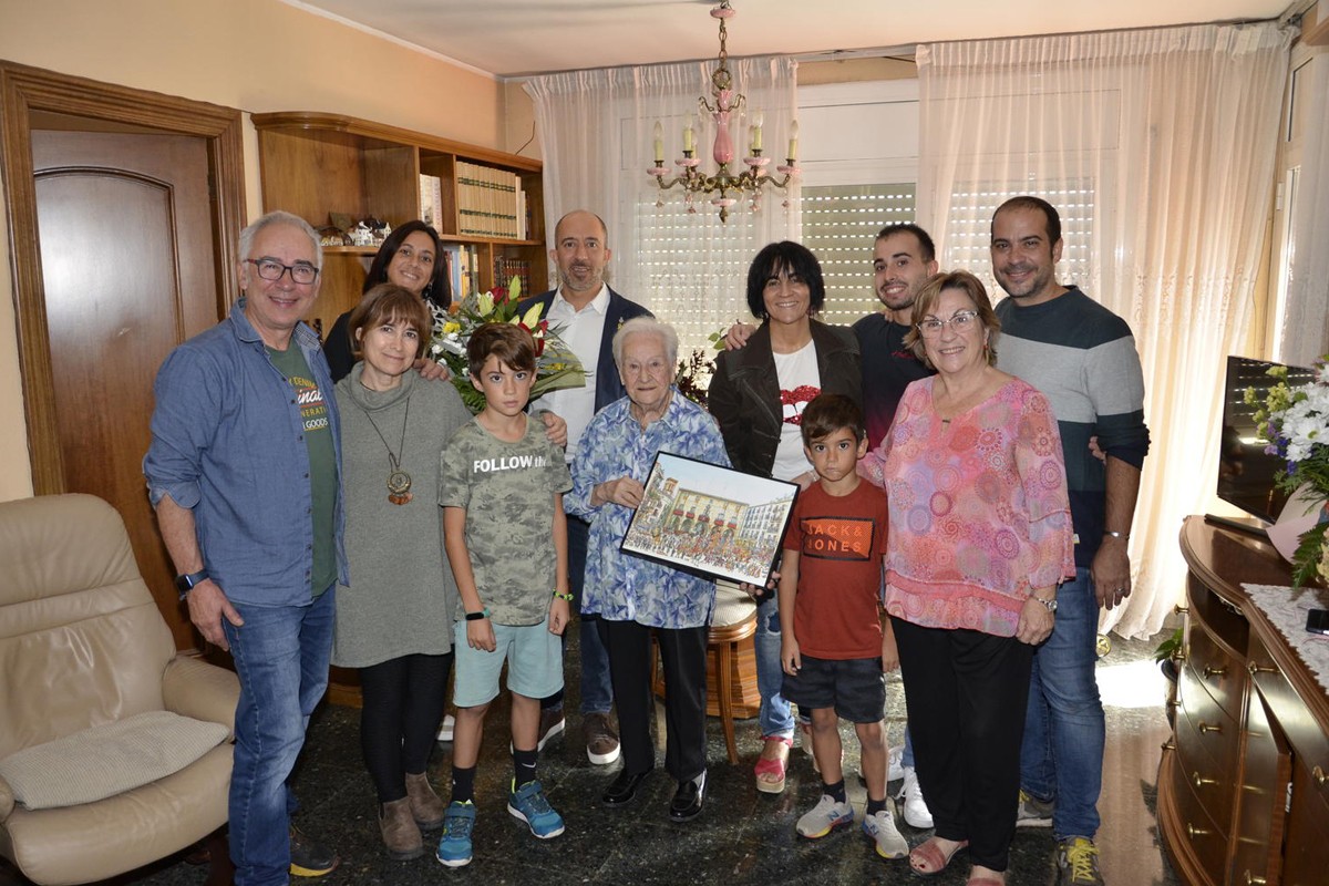 Dolors Villaplana Xarpell amb la família, l'alcalde i la regidora