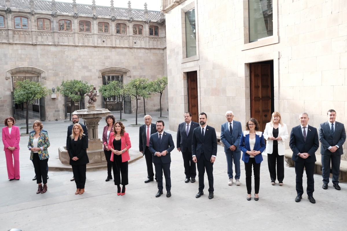 Tots els consellers del nou Govern d'Aragonès, al Palau de la Generalitat.