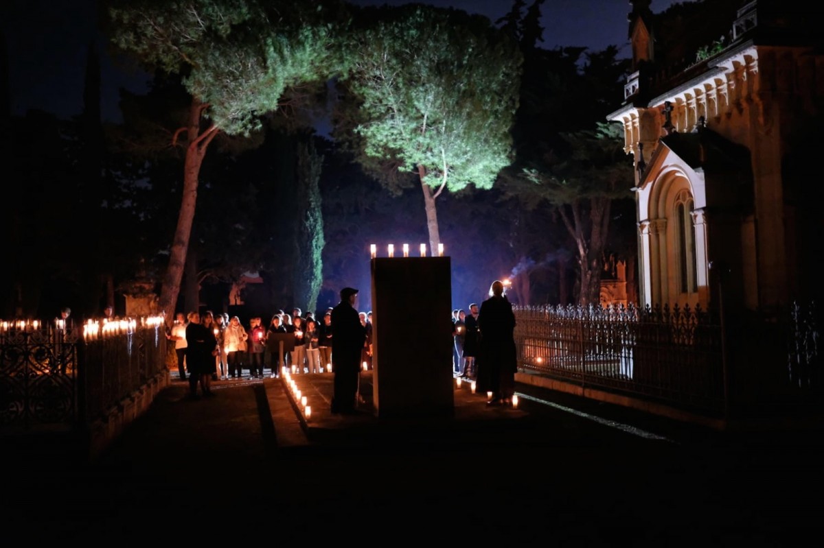 Una imatge d'unes anteriors visites guiades nocturnes al cementiri de Reus
