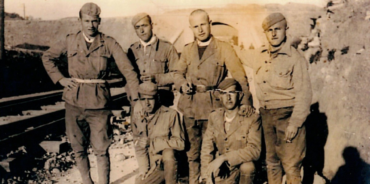 Un grup de presoners del batalló de treballs forçats, al costat de la via a Xerta  