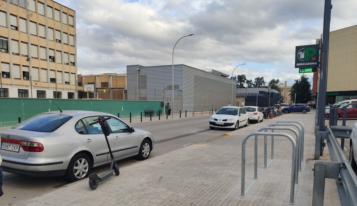 Nou aparcament de patinets i bicicletes al barri de Ferreries, a Tortosa 