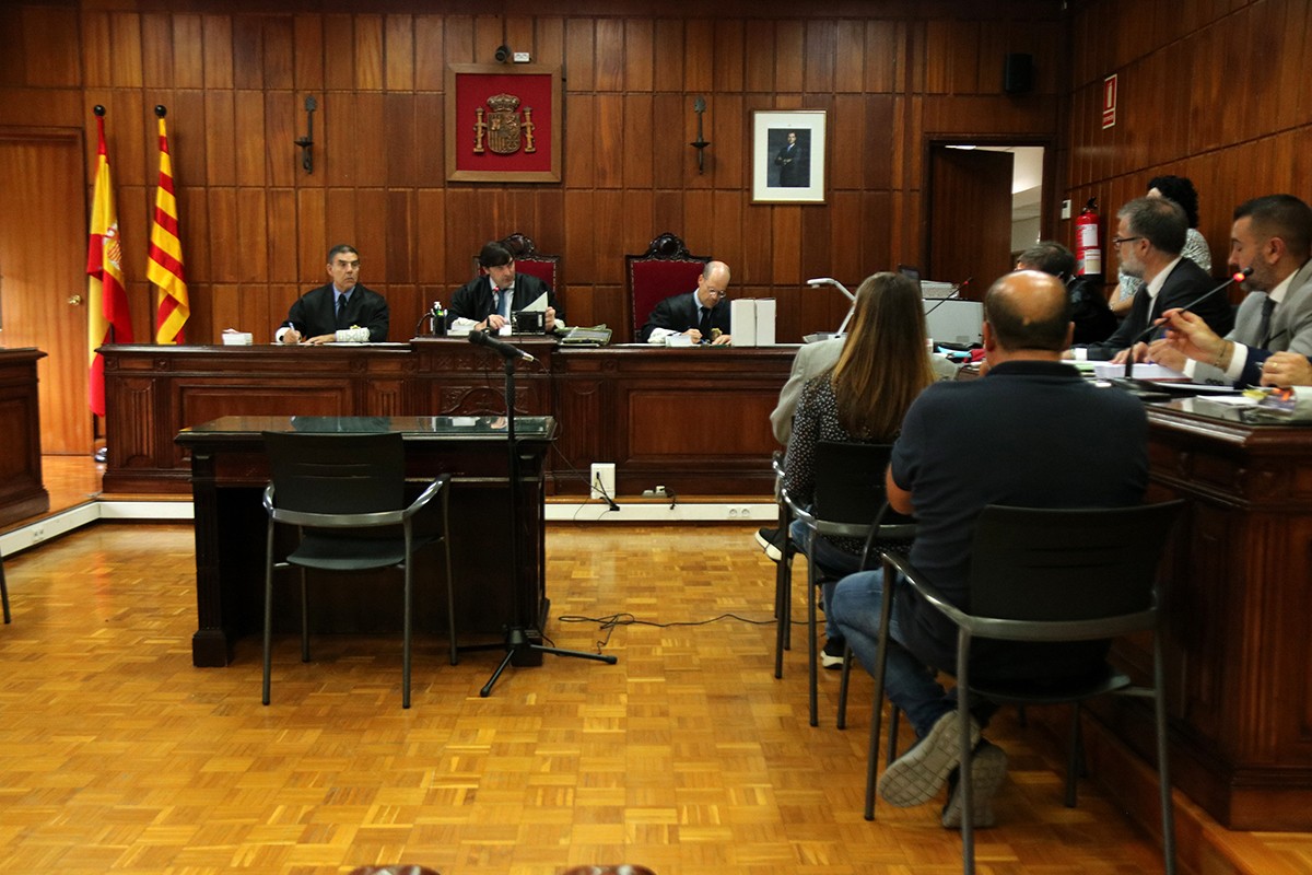 L'exalcalde de Roda de Berà, Pedro José Figueiredo, d'esquena, i els altres dos acusats, en la sessió de qüestions prèvies de judici que s'ha celebrat a la secció quarta de l'Audiència de Tarragona.