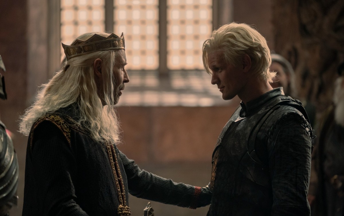 Els germans Viserys I i Daemon Targaryen, reconciliant-se