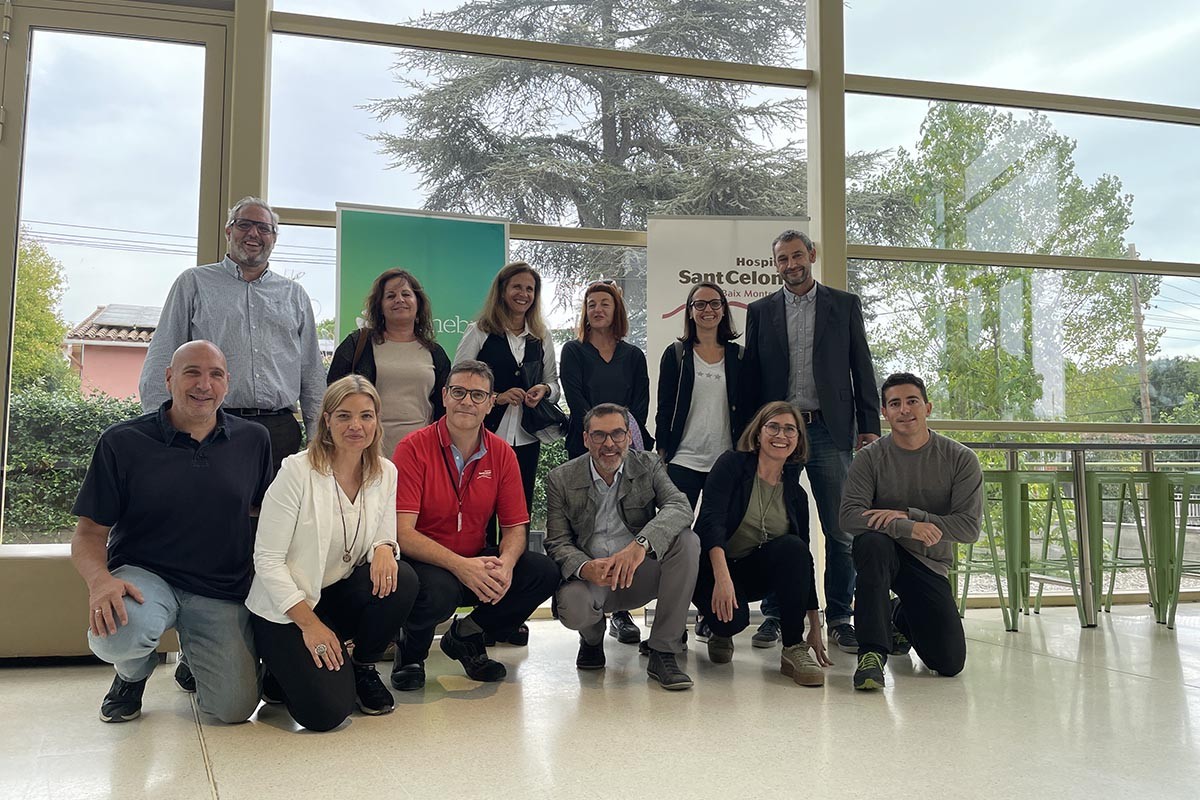 Foto de família amb representants i docents de l'Hospital de Sant Celoni i l'Escola Ginebró 