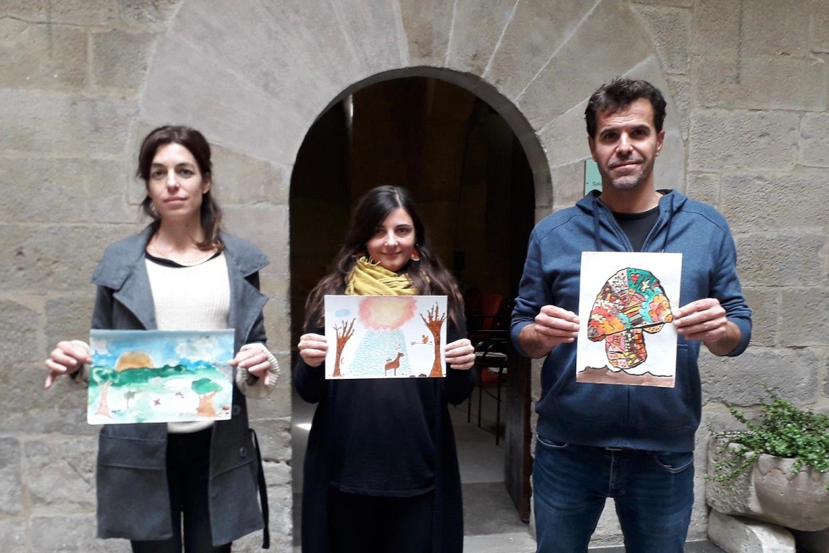 Les artistes solsonines Aurembiaix Sabaté, Anna Terricabras i l’artista Aleix Albareda, s’han reunit per escollir els millors treballs del concurs de dibuixos