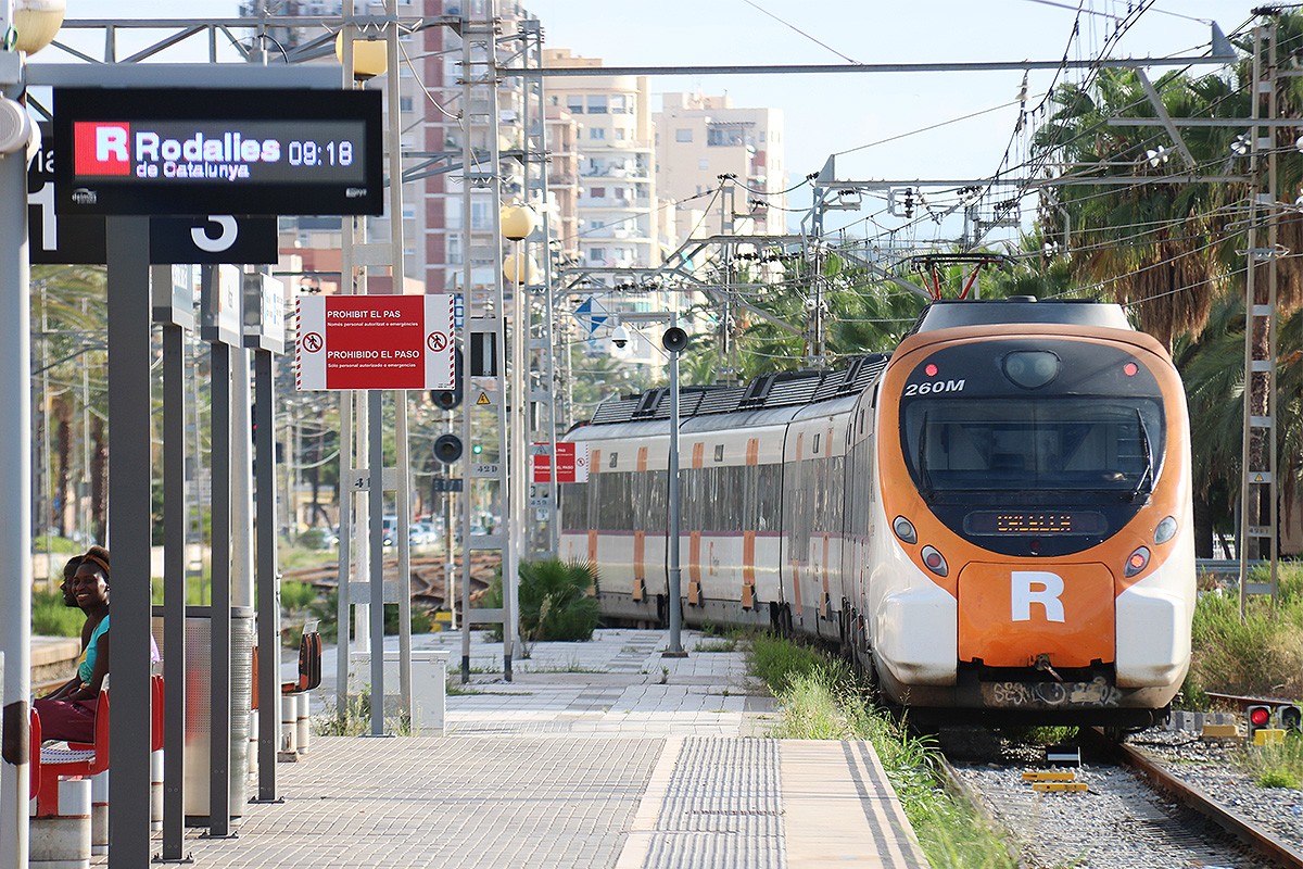 Un tren de Rodalies sortint de l'estació de Mataró 