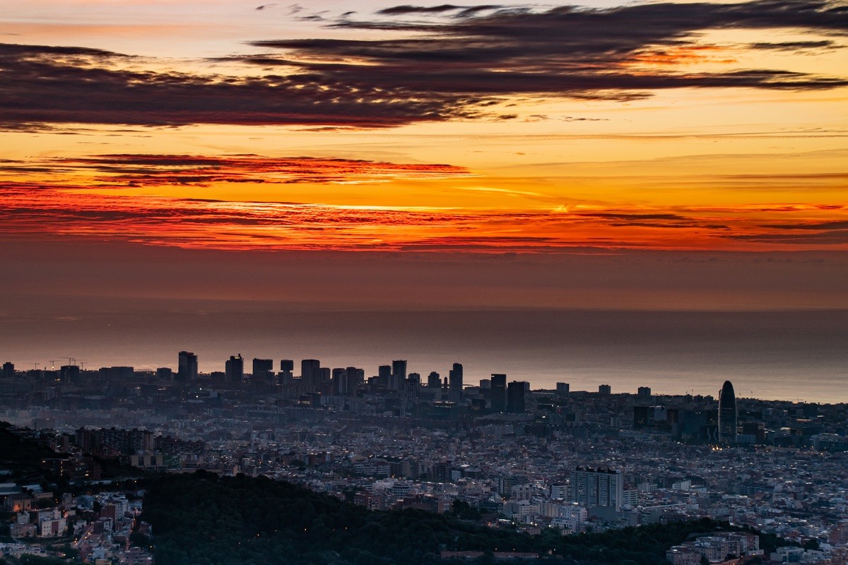 Sortida del sol a Barcelona aquest divendres, vista des de l'Observatori Fabra