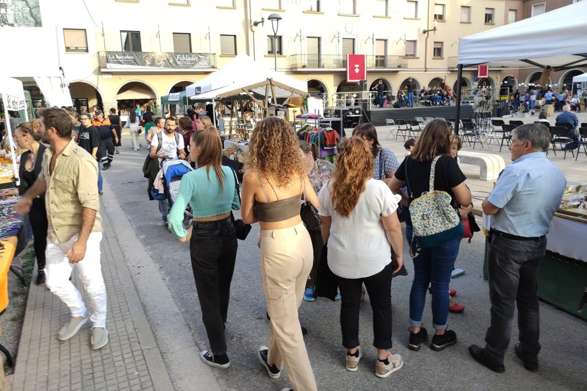 La plaça de l'Ajuntament de Navàs, plena de gent aquest diumenge de Fira de Tardor