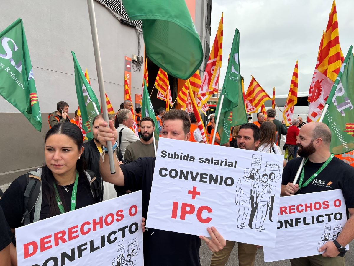 Protesta sindical a la porta d'una ITV a Barcelona.